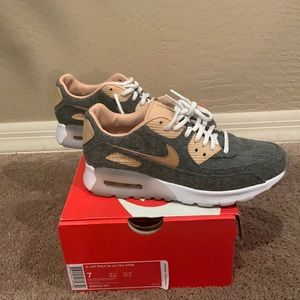 Women’s size 7 Air Max